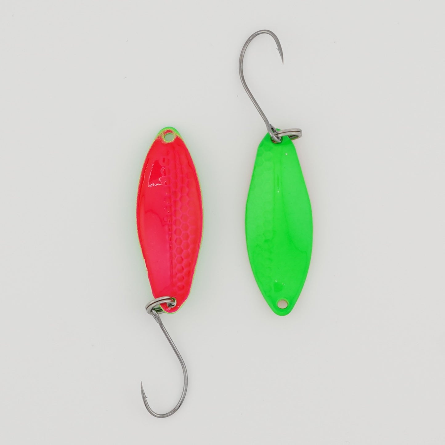 Lux Spoons 2,5g – hochwertige, vielseitige Blinker für das ultraleichte Spinnfischen. Ideal geeignet für Forelle, Barsch, Lachs und andere Raubfische. Mit verführerischem Laufverhalten und erstklassiger Verarbeitung für zuverlässige Bisse.