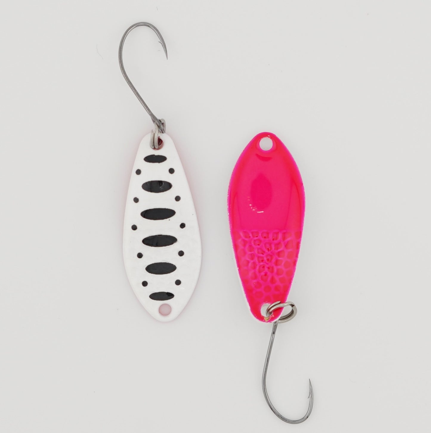 Lux Spoons 2,5g – hochwertige, vielseitige Blinker für das ultraleichte Spinnfischen. Ideal geeignet für Forelle, Barsch, Lachs und andere Raubfische. Mit verführerischem Laufverhalten und erstklassiger Verarbeitung für zuverlässige Bisse.