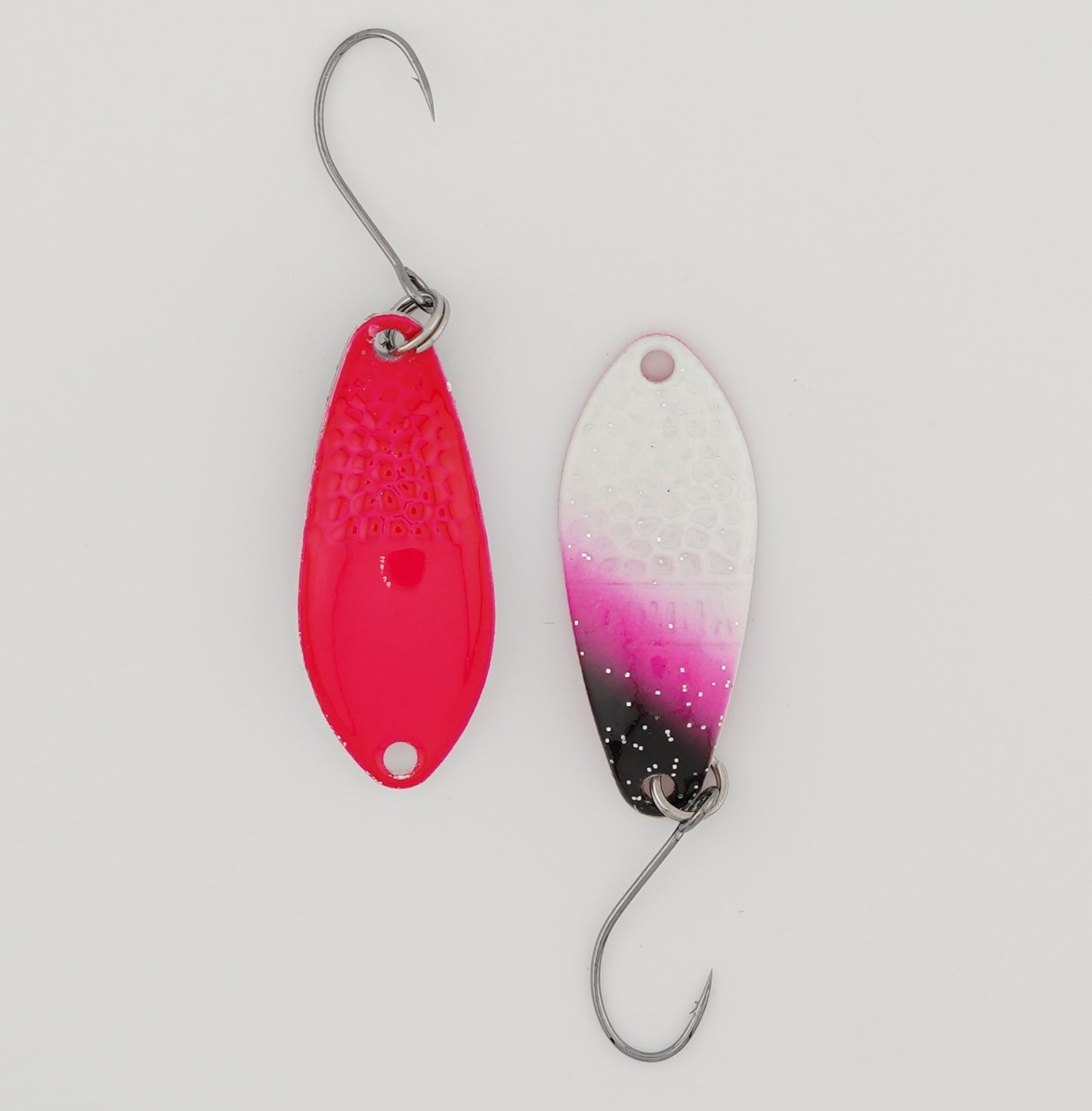 Lux Spoons 2,5g – hochwertige, vielseitige Blinker für das ultraleichte Spinnfischen. Ideal geeignet für Forelle, Barsch, Lachs und andere Raubfische. Mit verführerischem Laufverhalten und erstklassiger Verarbeitung für zuverlässige Bisse.