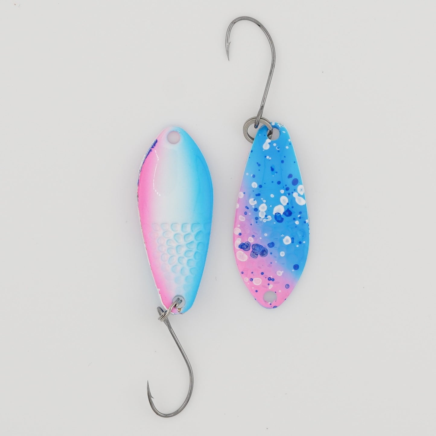 Lux Spoons 2,5g – hochwertige, vielseitige Blinker für das ultraleichte Spinnfischen. Ideal geeignet für Forelle, Barsch, Lachs und andere Raubfische. Mit verführerischem Laufverhalten und erstklassiger Verarbeitung für zuverlässige Bisse.