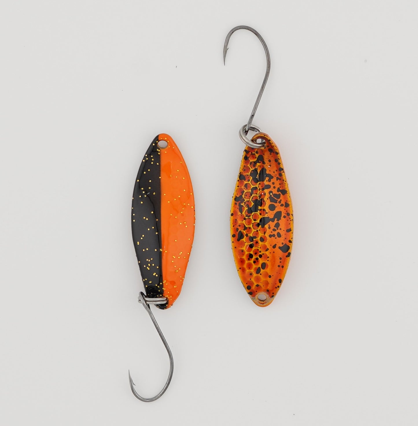 Lux Spoons 2,5g – hochwertige, vielseitige Blinker für das ultraleichte Spinnfischen. Ideal geeignet für Forelle, Barsch, Lachs und andere Raubfische. Mit verführerischem Laufverhalten und erstklassiger Verarbeitung für zuverlässige Bisse.