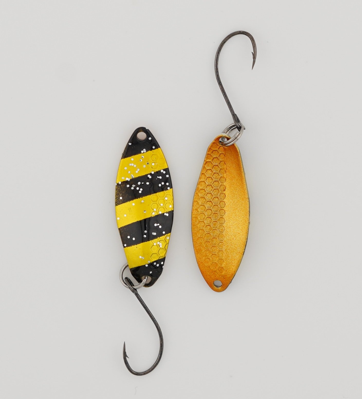 Lux Spoons 2,5g – hochwertige, vielseitige Blinker für das ultraleichte Spinnfischen. Ideal geeignet für Forelle, Barsch, Lachs und andere Raubfische. Mit verführerischem Laufverhalten und erstklassiger Verarbeitung für zuverlässige Bisse.