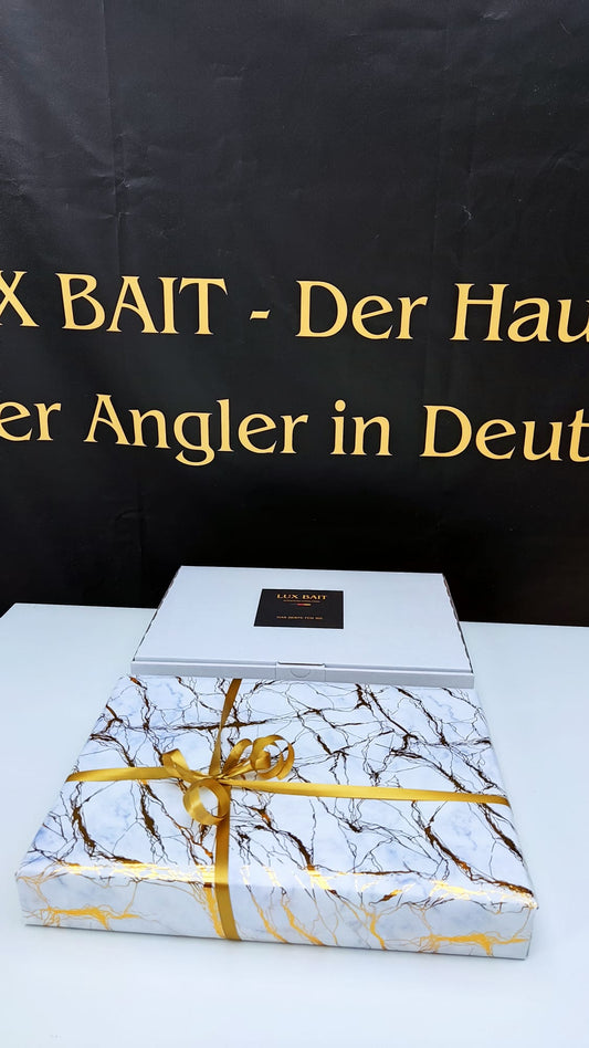 Luxus Geschenk für Angler | Lux Bait Premium Köder Set – 10 Dosen im Geschenkpapier