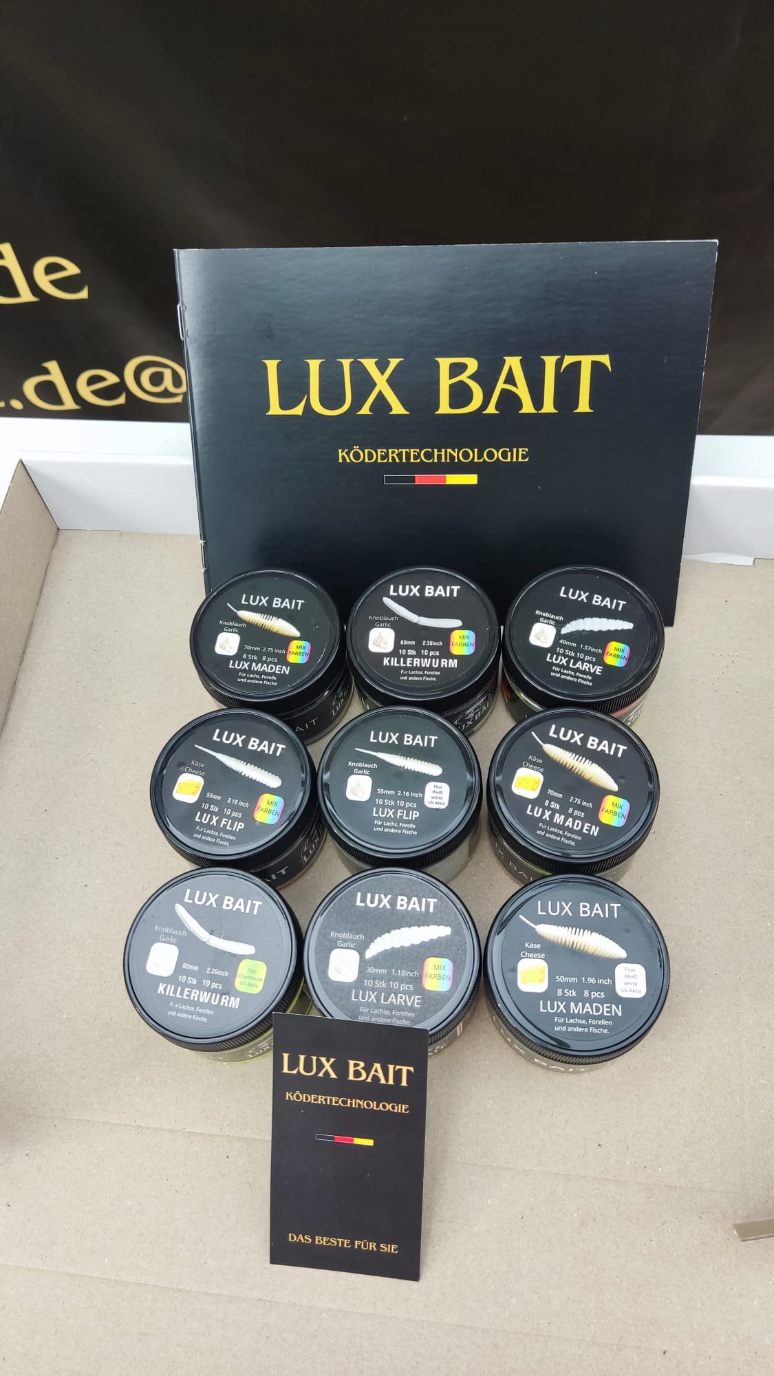 Luxus Geschenk für Angler  | Lux Bait Premium Köder Set – 10 Dosen im Geschenkpapier
